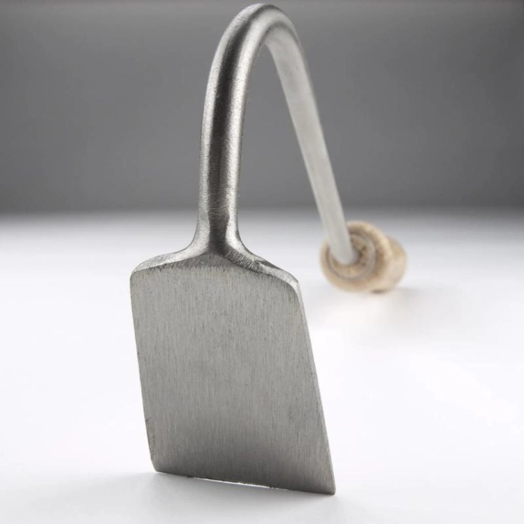 Mała motyczka stalowa kuta 4x5 cm (Sneeboer)